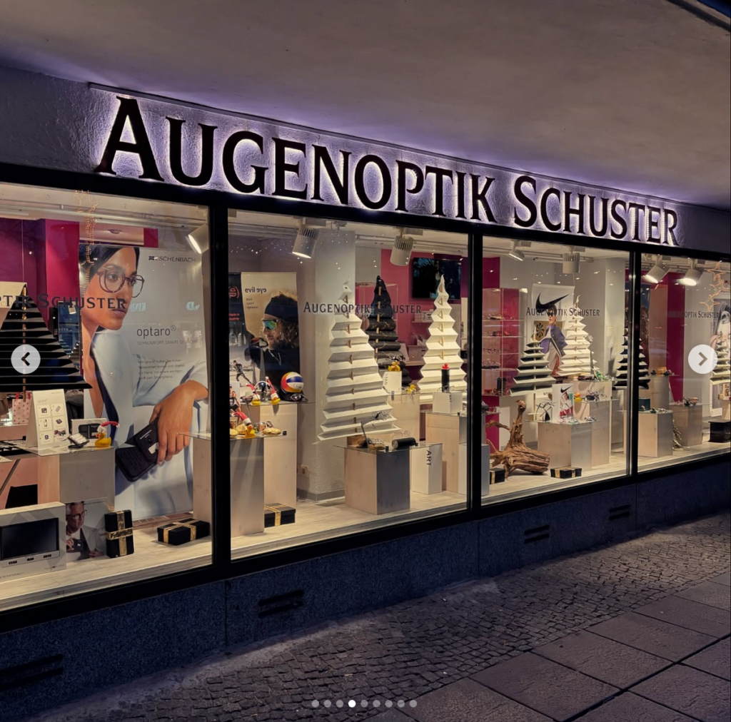 Schaufenstergestaltung Weihnachtsdekoration mit gefalteten Papierbäumen