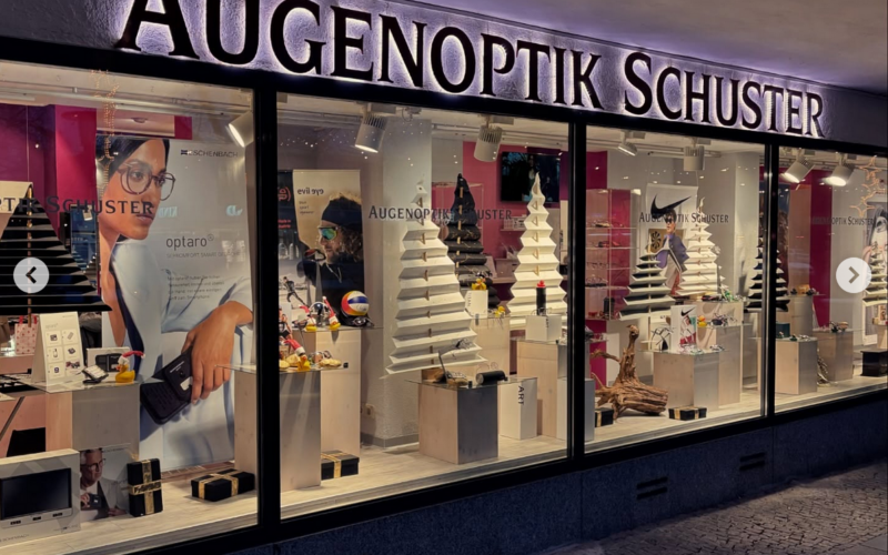Schaufenstergestaltung Weihnachtsdekoration gefaltete Papierbäume