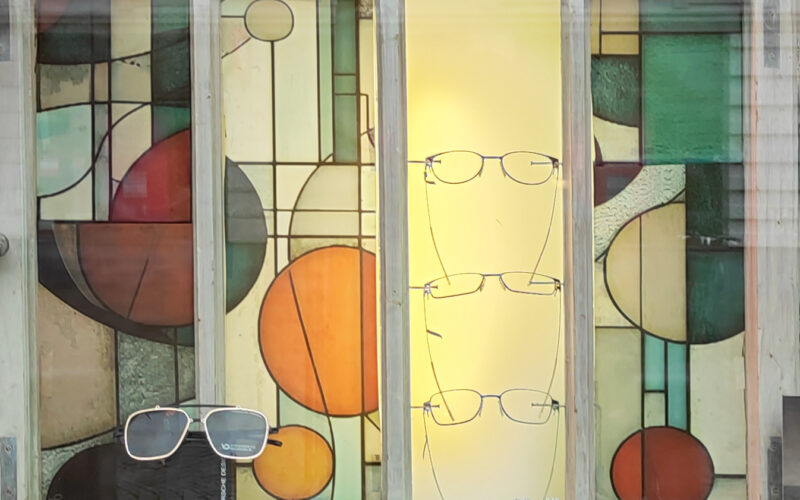 Foto: Astrid Roepke Schaufenstergestaltung mit alten Holzfenstern, die mit Bleiglasfolien gestaltet sind.