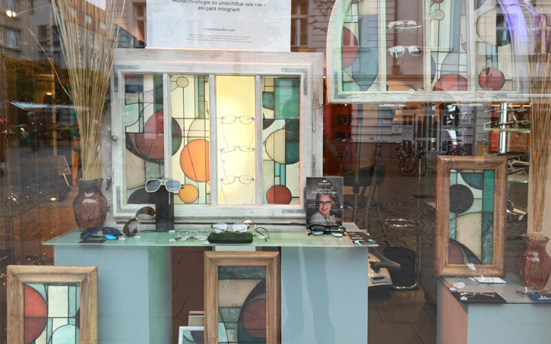 Foto: Astrid Roepke Schaufenstergestaltung mit alten Holzfenstern, die mit Bleiglasfolien gestaltet sind.