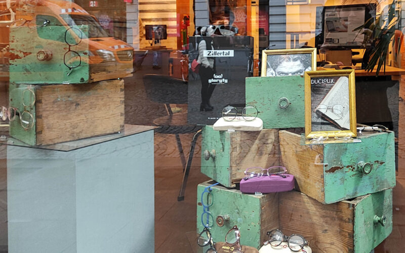 Foto: Astrid Roepke Schaufensterdekoration Alte Schubladen