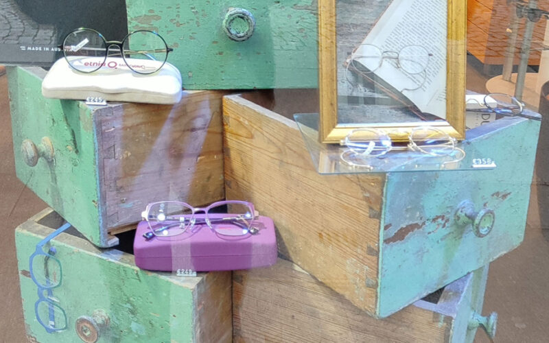 Schaufensterdekoration Alte Schubladen