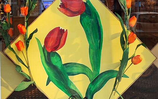 Schaufenstergestaltung Frühlingsdekoration "Tulpenbilder"